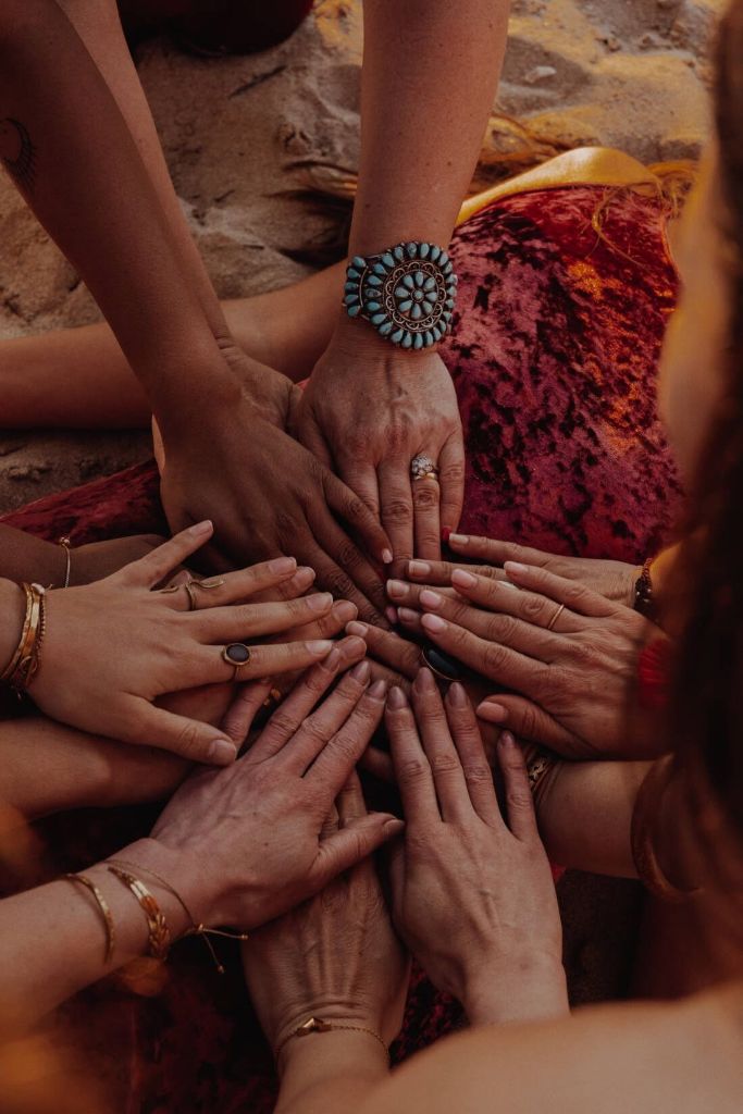 Cercle sacré de guérison, mains réunies