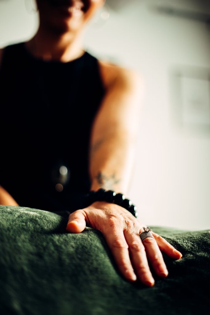 Mains d'Anne-Sophie en soin énergétique