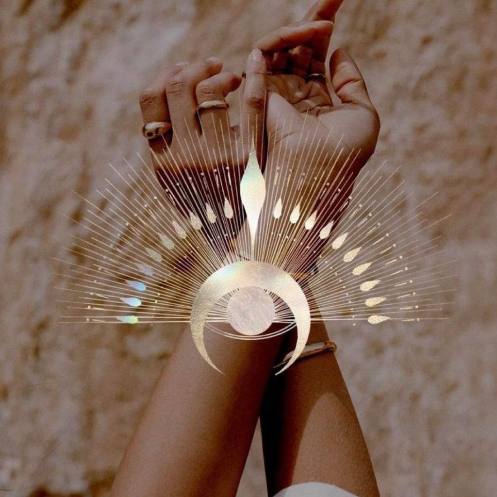 Bulle de Lumière Découverte — mains et lune